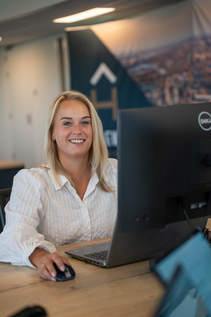 Medewerker achter laptop